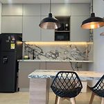 Sunset Studio, Sea Balcony, Piscina, 5-Min Airport