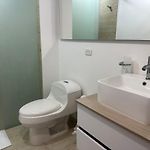 Sunset Studio, Sea Balcony, Piscina, 5-Min Airport