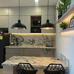 Sunset Studio, Sea Balcony, Piscina, 5-Min Airport