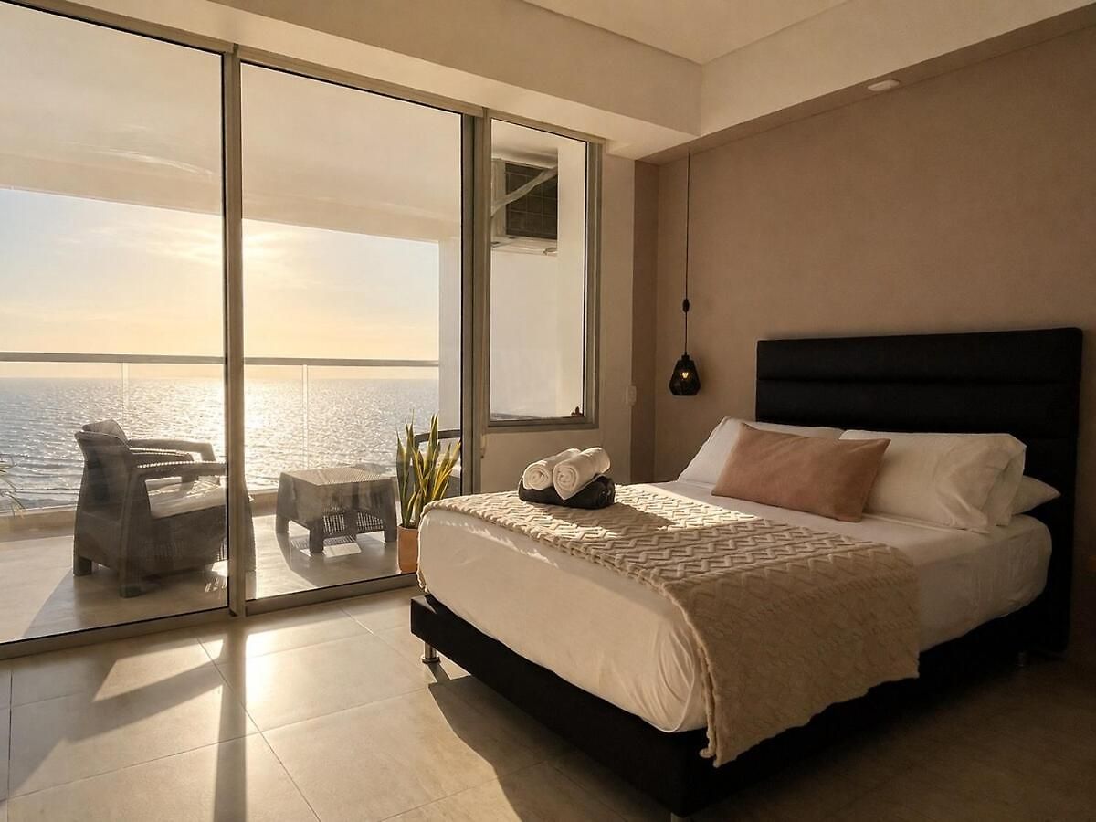 Sunset Studio, Sea Balcony, Piscina, 5-min Airport Apartamento *
