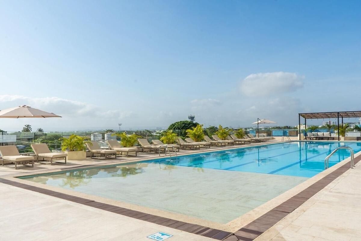 Sunset Studio, Sea Balcony, Piscina, 5-min Airport
