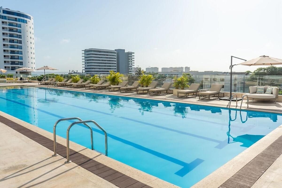Sunset Studio, Sea Balcony, Piscina, 5-min Airport Apartamento