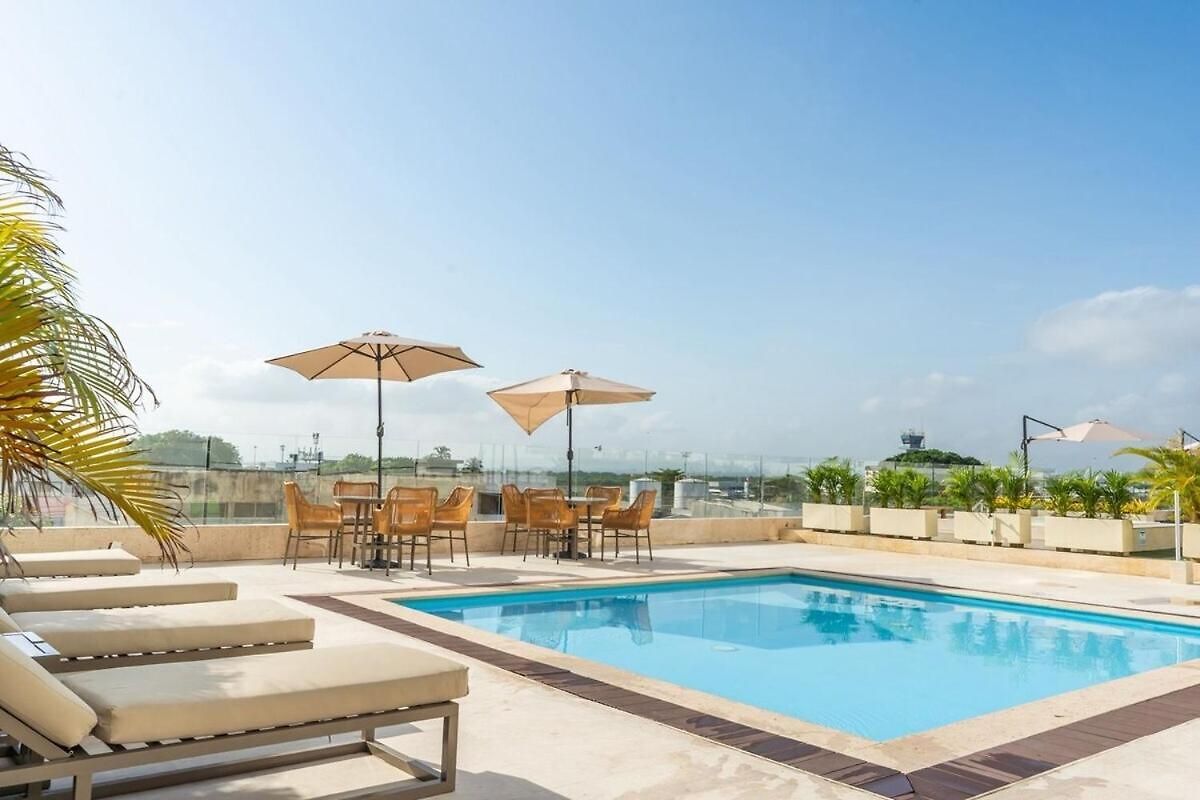 Sunset Studio, Sea Balcony, Piscina, 5-min Airport *