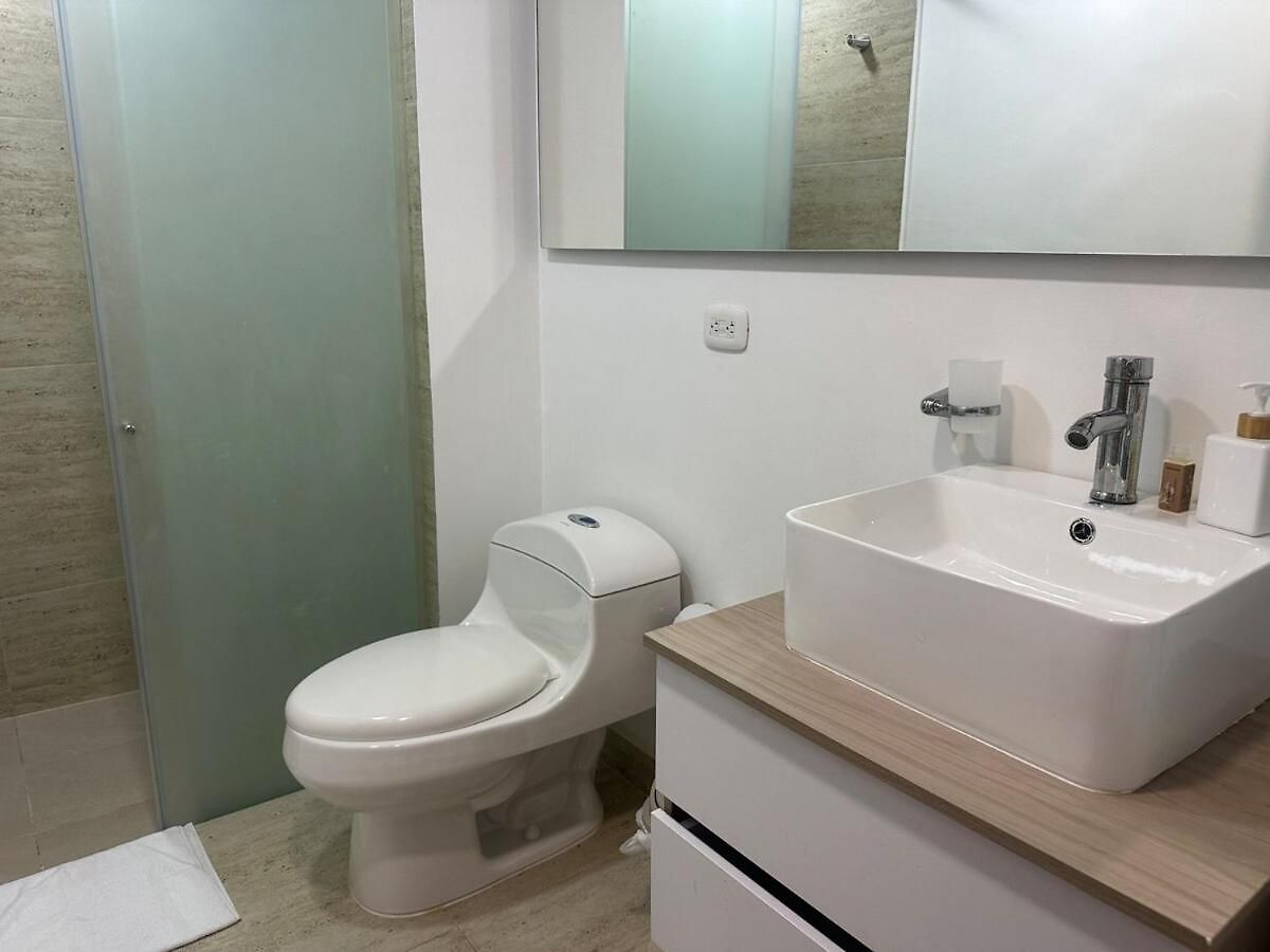 Sunset Studio, Sea Balcony, Piscina, 5-min Airport Apartamento *