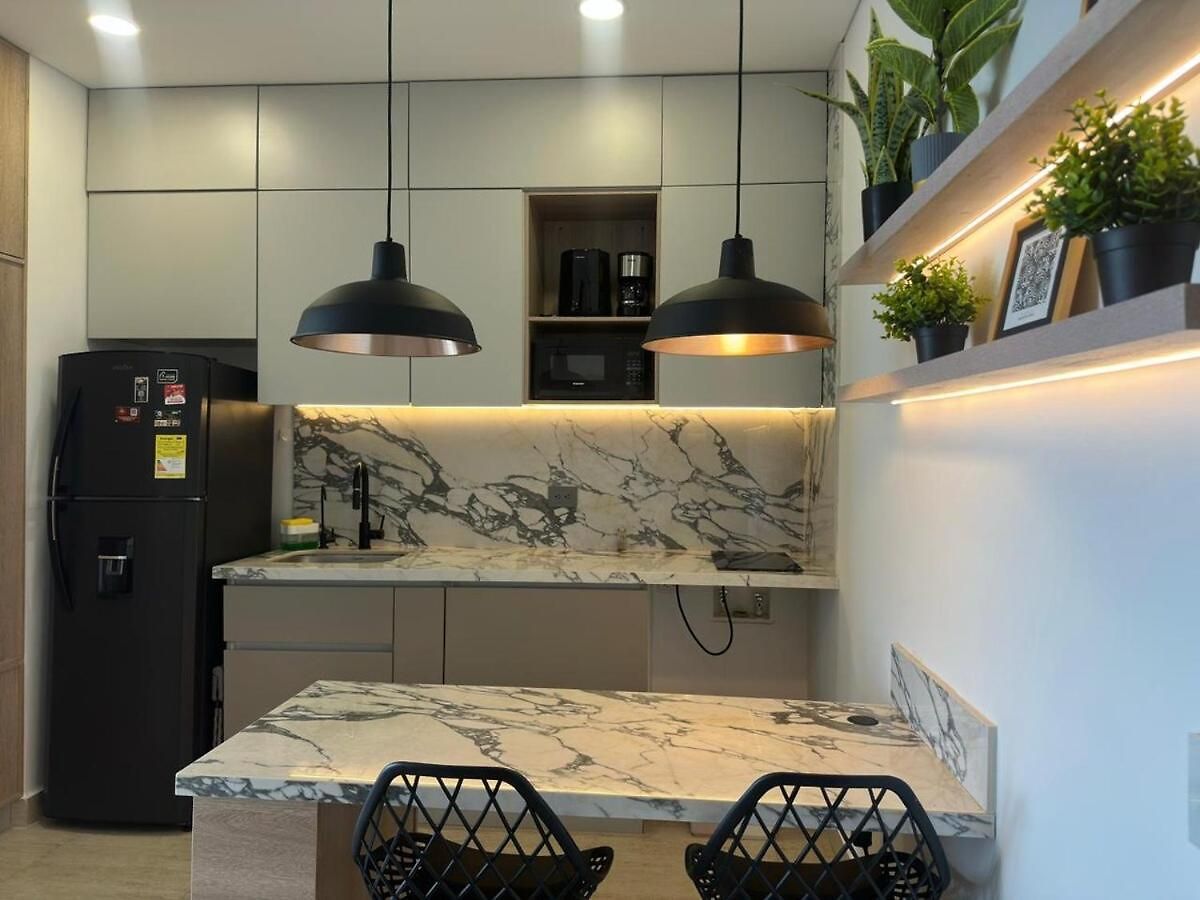 Apartamento Sunset Studio, Sea Balcony, Piscina, 5-min Airport *