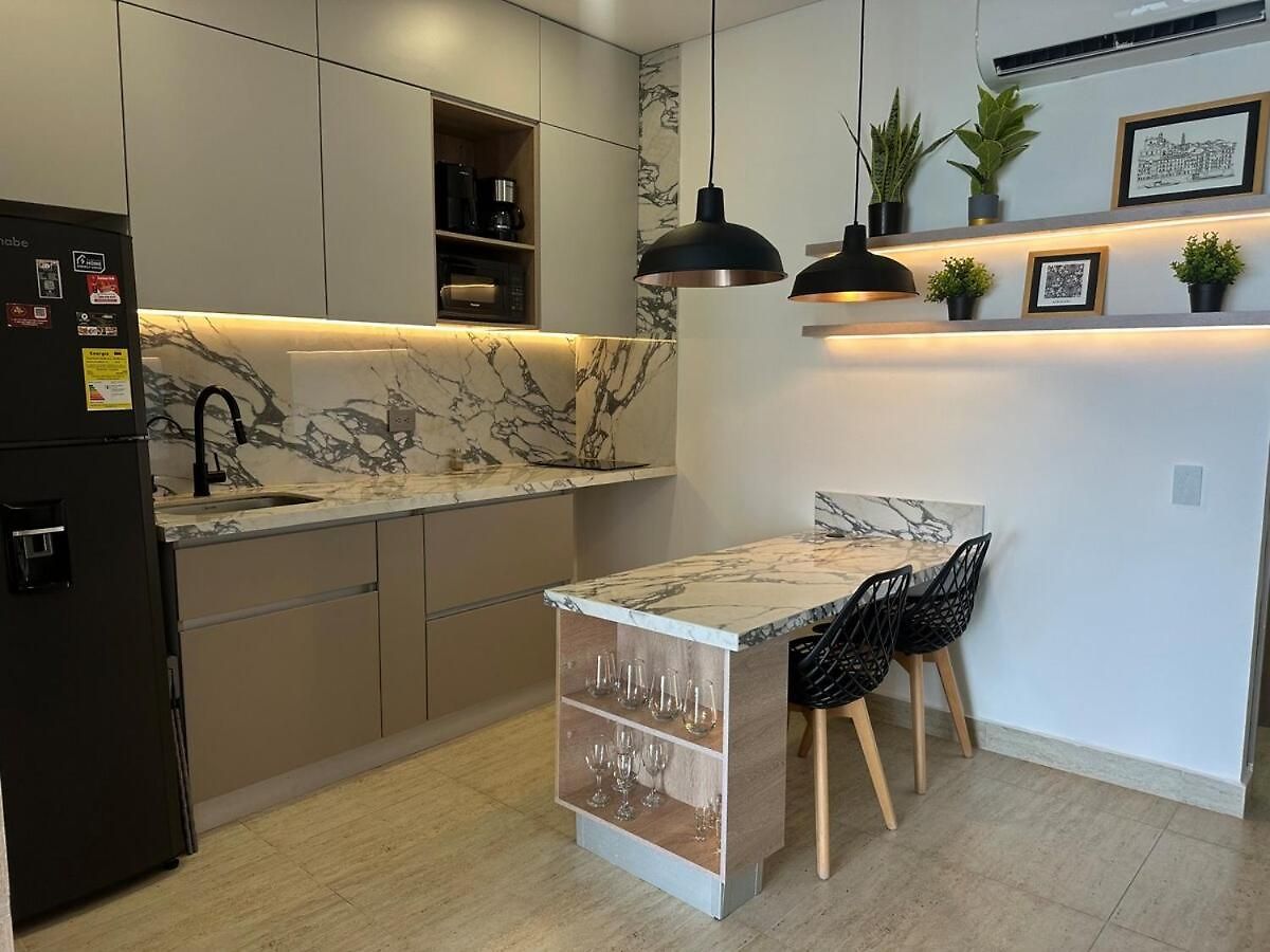 Sunset Studio, Sea Balcony, Piscina, 5-min Airport Apartamento