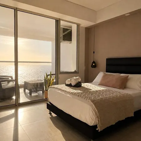 Sunset Studio, Sea Balcony, Piscina, 5-min Airport Apartamento *