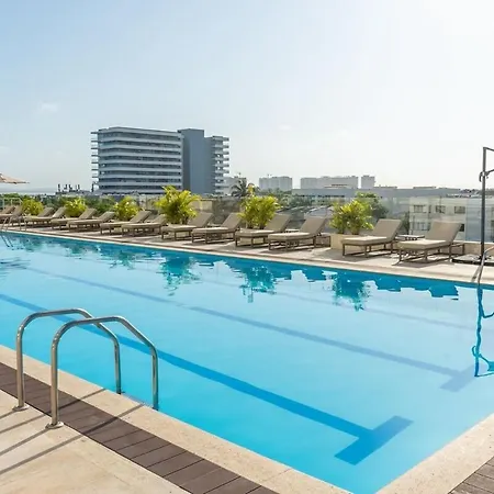 Sunset Studio, Sea Balcony, Piscina, 5-min Airport Apartamento