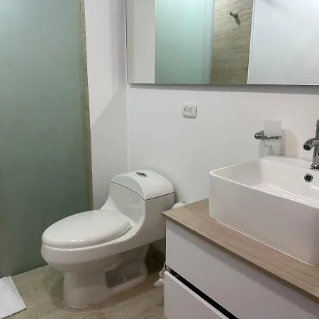 Sunset Studio, Sea Balcony, Piscina, 5-min Airport Apartamento *