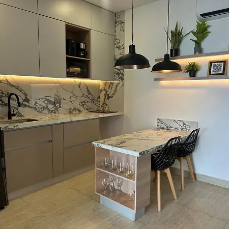 Sunset Studio, Sea Balcony, Piscina, 5-min Airport Apartamento
